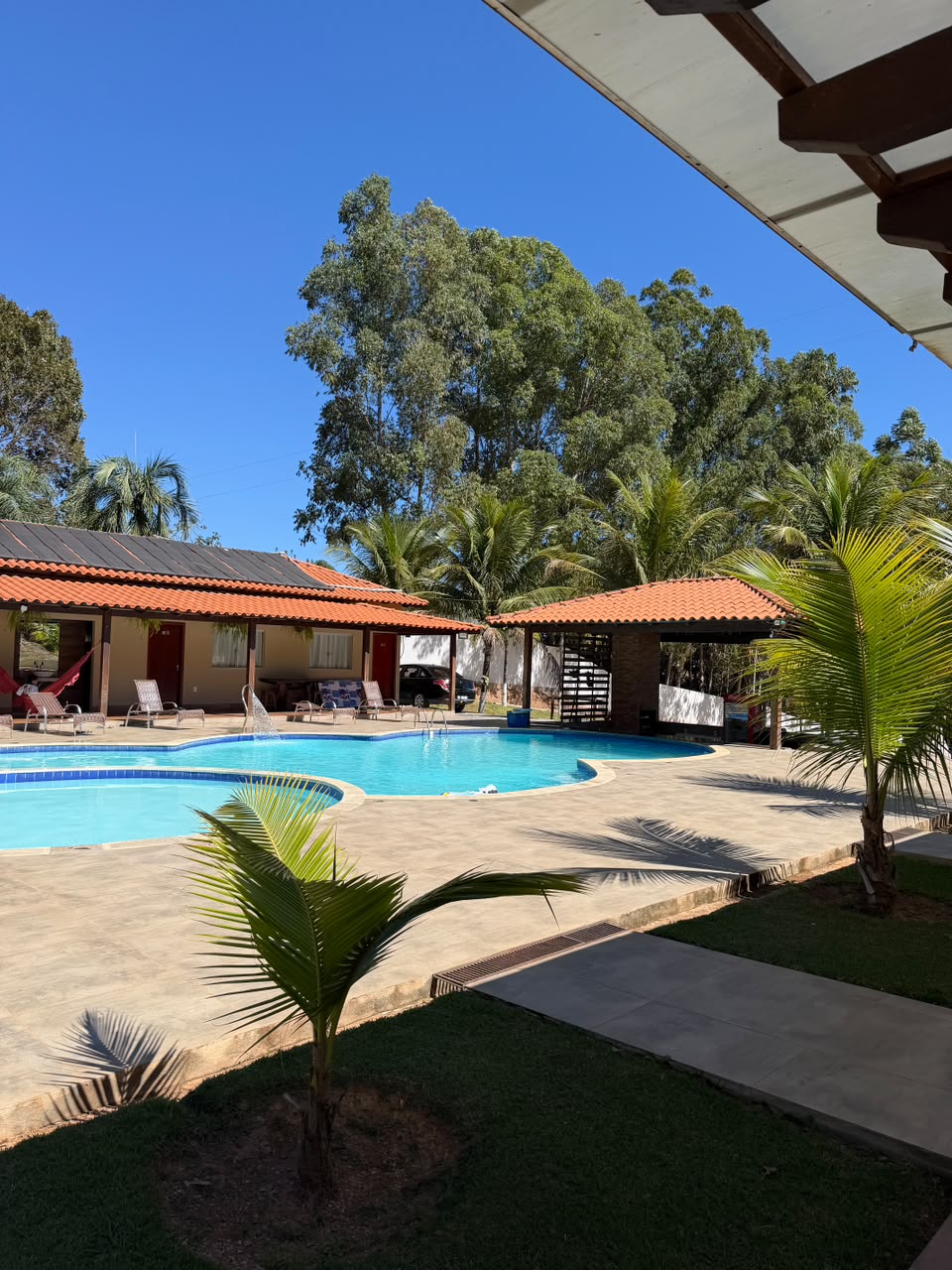 Piscina e acomodações em um dia ensolarado